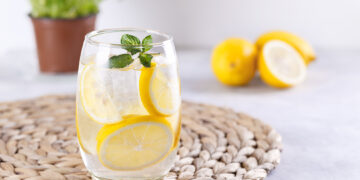 فوائد شرب الليمون مع الماء كل صباح