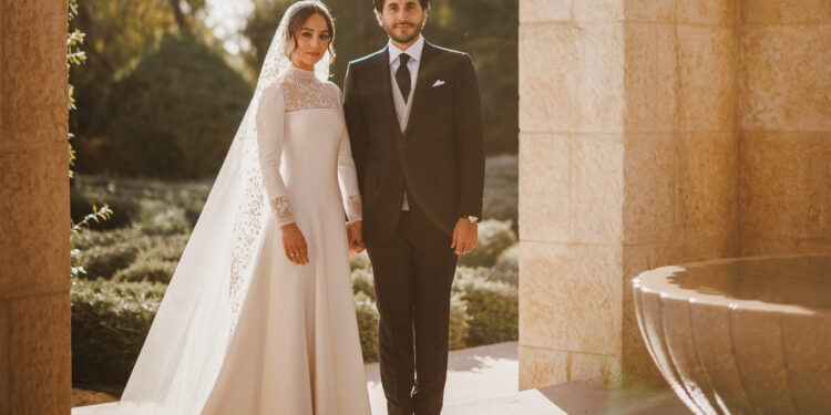 عُرسٌ تابعه الملايين وبأبسط الإحتفالات.. زواج الأميرة إيمان بنت عبدالله الثاني تم في “منزل والدها” والشّقيقان حسين وهاشم وقّعا كشاهدين على عقد كتبه “إمام الحضرة الهاشمية”وأبرز الحضور إنتصار السيسي والشيخة آلِ الصباح وبعض أُمراء الخليج