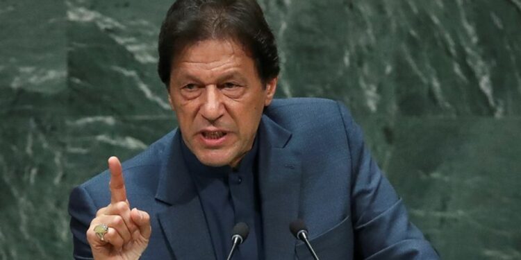 عمران خان يُهدّد بردود فعل على مُستوى باكستان حالة إعتقاله أو قتله.. والشرطة تقتحم منزله أثناء مُثوله أمام القضاء وإجراءت أمن مُكثّفة