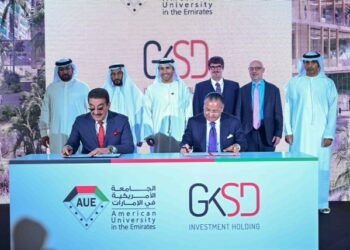 رجل الأعمال كمال الغريبي رئيس شركة GKSD الدولية القابضة للإستثمار يوقع إتفاقية مع الجامعة الأمريكية بدبي