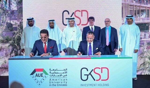 رجل الأعمال كمال الغريبي رئيس شركة GKSD الدولية القابضة للإستثمار يوقع إتفاقية مع الجامعة الأمريكية بدبي