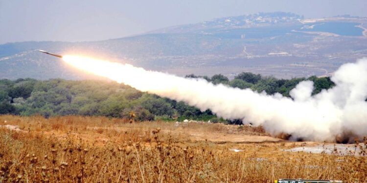 إطلاق 100 صاروخ من جنوب لبنان على إسرائيل