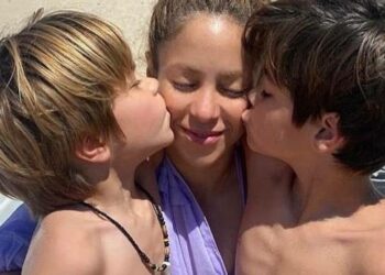 شاكيرا تختار جزيرة يونانية لقضاء العطلة مع إبنيها