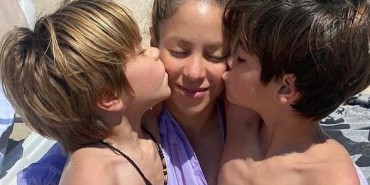 شاكيرا تختار جزيرة يونانية لقضاء العطلة مع إبنيها