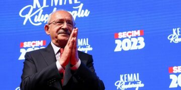 رفض الإستسلام والإعتراف بالهزيمة.. المرشح أوغلو أمام أنصاره : هذه أكثر إنتخابات غير عادلة منذ سنوات وهناك صعوبات تنتظر تركيا