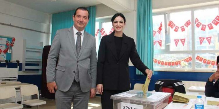 سيدا ساريباش.. ملكة جمال تفوز في إنتخابات البرلمان التركي