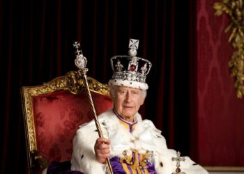 الملك تشارلز يحتفل بتتويجه بصورة مع وريثيه