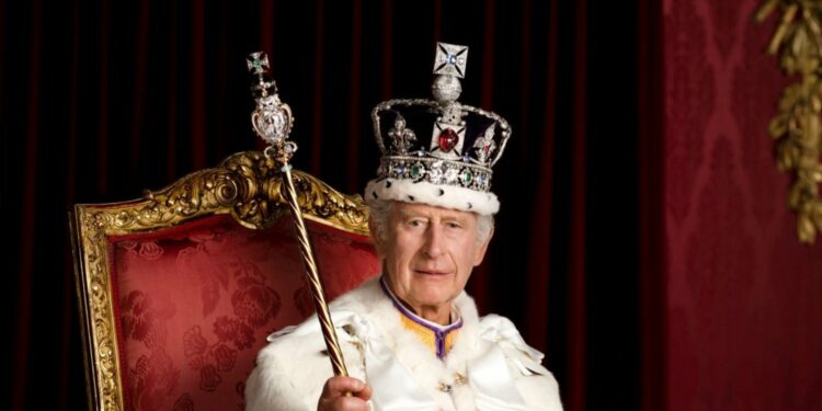 الملك تشارلز يحتفل بتتويجه بصورة مع وريثيه