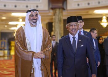 ملك ماليزيا يستقبل ولي عهد أبوظبي ويقلده وسامين من الطراز الرفيع