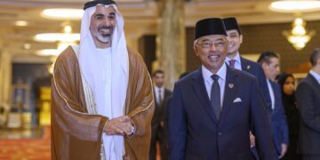 ملك ماليزيا يستقبل ولي عهد أبوظبي ويقلده وسامين من الطراز الرفيع