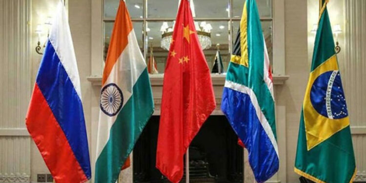 موسكو: دول “بريكس” تسارع في عملية الإنتقال إلى التسويات بالعملات الوطنية