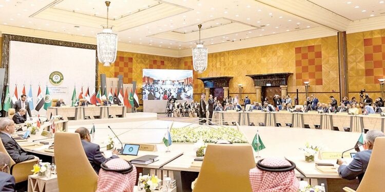السعودية تتسلم رئاسة القمة العربية وسط ترحيب بعودة سوريا وتشديد على حل الخلافات داخل”البيت العربي”