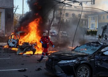 كييف تتعرض لهجوم روسي من عدّة إتجاهات وأنباء عن إصابات وأضرار ..وأوروبا تُجهز أوكرانيا للمعركة الكبرى وتدعمها بعتاد عسكري غير مسبوق