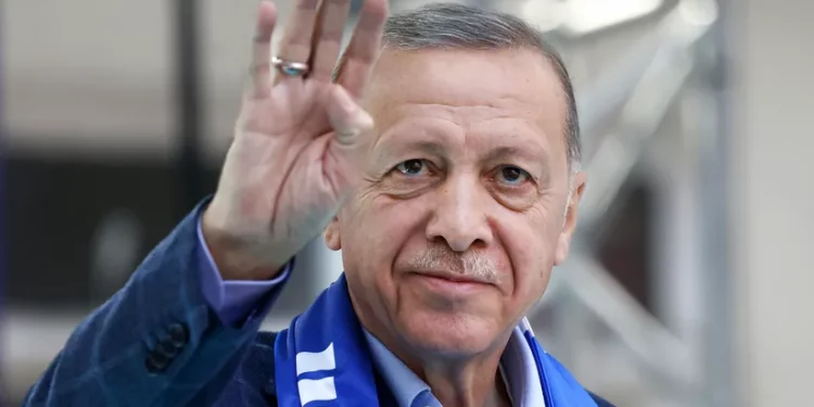 أردوغان يعلن فوزه في إنتخابات الرئاسة التركية ويقول لأنصاره: أشكر الشعب الذي مكنني من تحمل المسؤولية تجاه تركيا لمدة خمس سنوات أخرى