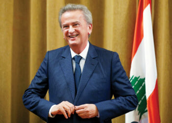 دعوة حاكم مصرف لبنان المركزي للإستقالة بعد مذكرة الإعتقال الفرنسية
