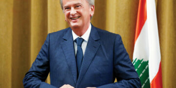 دعوة حاكم مصرف لبنان المركزي للإستقالة بعد مذكرة الإعتقال الفرنسية