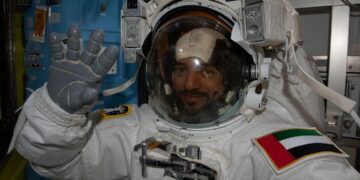 سلطان النيادي أول إماراتي .. أول عربي .. أول مسلم يسير في الفضاءرائد الفضاء سلطان النيادي يشارك تجربة النوم والأكل من محطة الفضاء الدولية