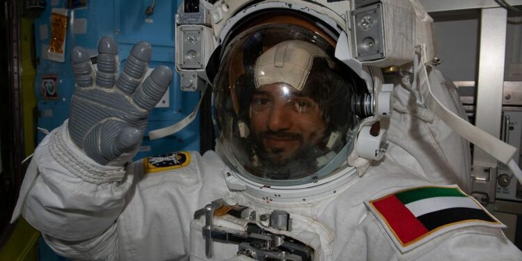 سلطان النيادي أول إماراتي .. أول عربي .. أول مسلم يسير في الفضاءرائد الفضاء سلطان النيادي يشارك تجربة النوم والأكل من محطة الفضاء الدولية