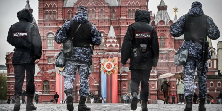 موسكو تتهم المخابرات الأميركية بإستخدام برمجيات خبيثة لم يسبق معرفتها لإختراق نقاط ضعف لألاف هواتف “أبل” شملت دبلوماسيين أجانب في روسيا ودول كانت ضمن الإتحاد السوفياتي السابق