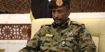 البرهان يوجه قيادة القوات المسلحة والجهات المعنية بوضع المرسوم الدستوري بحل “الدعم السريع” موضع التنفيذ