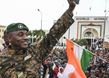 المجلس العسكري الحاكم في النيجر يدين “التدخل الإضافي الصارخ” لفرنسا بعد تصريحات ماكرون حول دعمه للرئيس المخلوع محمد بازوم