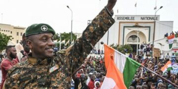 المجلس العسكري الحاكم في النيجر يدين “التدخل الإضافي الصارخ” لفرنسا بعد تصريحات ماكرون حول دعمه للرئيس المخلوع محمد بازوم