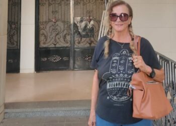 نجلاء فتحي تظهر بعد غياب طويل ..ووزارة الثقافة تستجيب لطلبها من خلال إعادة لافتة تحمل إسم زوجها الراحل حمدي قنديل