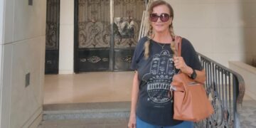 نجلاء فتحي تظهر بعد غياب طويل ..ووزارة الثقافة تستجيب لطلبها من خلال إعادة لافتة تحمل إسم زوجها الراحل حمدي قنديل