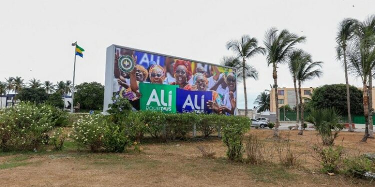 رئيس الغابون الإنتقالي: الرئيس المخلوع “لديه حرية السفر إلى الخارج” إذا رغب في ذلك