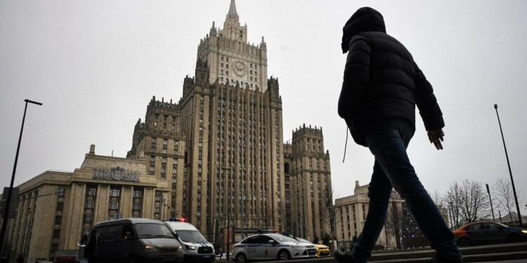 الخارجية الروسية تستدعي السفير الفرنسي متهمة باريس بالتمييز بحق الصحافيين الروس