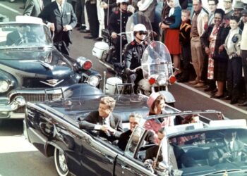 شاهد على إغتيال جون كينيدي يكشف لأول مرة سرا أخفاه 60 عاما.. هذا ما وجده في مسرح الجريمة التي هزت العالم …!!!