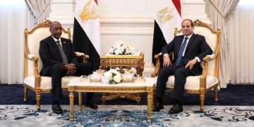 البرهان يؤدي زيارة لمصر : نرفض الإملاءات الخارجية ونرحب بأي دعم لإعادة إعمار السودان