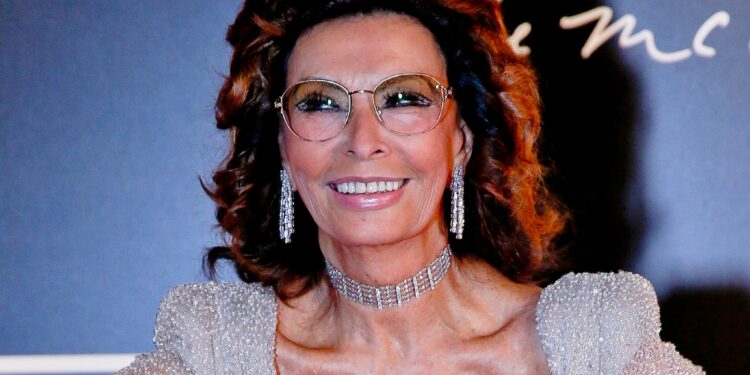 نقل النجمة الإيطالية صوفيا لورين للمستشفى بعد سقوطها في المنزل