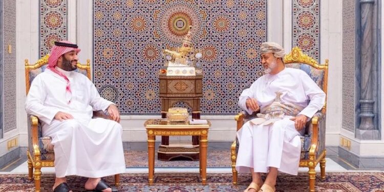 خلال زيارة خاصة بدأها إلى مسقط .. ولي العهد السعودي وسلطان عمان يؤكدان المضي لتعزيز العلاقات