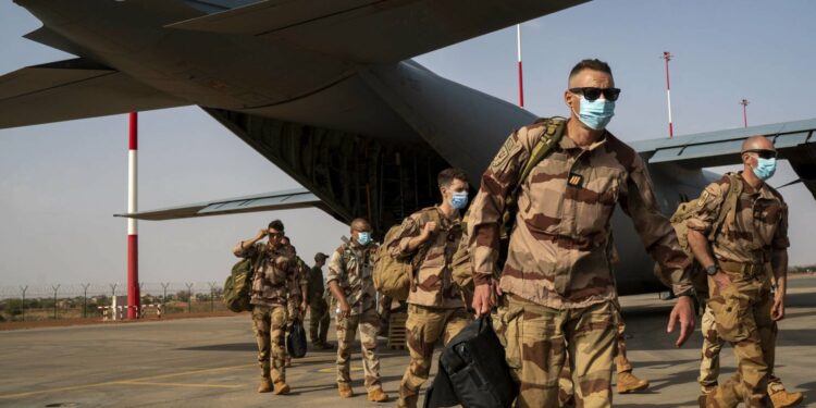 فرنسا تتفاوض مع النيجر لإخراج قواتها العسكرية