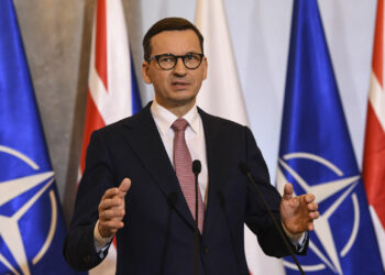 رئيس وزراء بولندا يطالب زيلينسكي بعدم “إهانة” البولنديين مجددا بعد أن سعي الرئيس إلى تهدئة خلاف محتدم حول واردات الحبوب