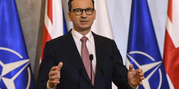 رئيس وزراء بولندا يطالب زيلينسكي بعدم “إهانة” البولنديين مجددا بعد أن سعي الرئيس إلى تهدئة خلاف محتدم حول واردات الحبوب