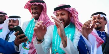 نيمار وبنزيما ورونالدو.. نجوم كرة قدم العالم يرتدون الزي السعودي إحتفالا باليوم الوطني للمملكة