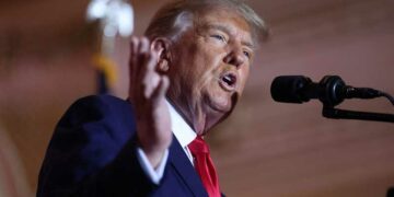 ترامب في مأزق قضائي جديد بعد إهانته إحدى موظفات المحكمة المدنيةوتهم “الإحتيال” تلاحقه ومخاوف على حملته الإنتخابية