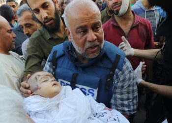 في جريمة مروعة .. الإحتلال الإسرائيلي يغتال زوجة الصحفي وائل الدحدوح ونجليه