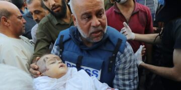 في جريمة مروعة .. الإحتلال الإسرائيلي يغتال زوجة الصحفي وائل الدحدوح ونجليه