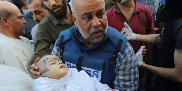 في جريمة مروعة .. الإحتلال الإسرائيلي يغتال زوجة الصحفي وائل الدحدوح ونجليه