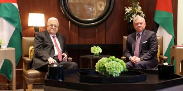 العاهل الأردني والرئيس الفلسطيني يحذران من التصعيد في غزة ويؤكدان أهمية فتح ممرات إنسانية عاجلة لإدخال المساعدات إلى غزة وينددان “بالعقاب الجماعي” الإسرائيلي ضد الفلسطينيين