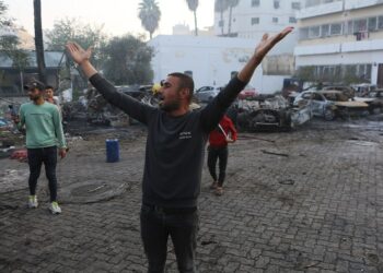 الهلال الأحمر الفلسطيني يعلن أنه تلقى تهديدا من القوات الإسرائيلية بقصف مستشفى القدس وطالب باخلاء 400 مريض و12 ألف مدني نازح.. و4 مستشفيات تخرج عن الخدمة