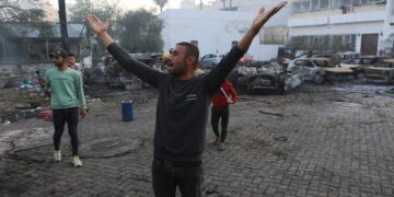 الهلال الأحمر الفلسطيني يعلن أنه تلقى تهديدا من القوات الإسرائيلية بقصف مستشفى القدس وطالب باخلاء 400 مريض و12 ألف مدني نازح.. و4 مستشفيات تخرج عن الخدمة