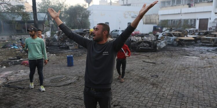 الهلال الأحمر الفلسطيني يعلن أنه تلقى تهديدا من القوات الإسرائيلية بقصف مستشفى القدس وطالب باخلاء 400 مريض و12 ألف مدني نازح.. و4 مستشفيات تخرج عن الخدمة