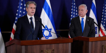 بلينكن لنتنياهو: جئت ليس فقط كوزير خارجية الولايات المتحدة وإنما أيضا كيهودي والرسالة التي أجلبها إلى إسرائيل هي “طالما أن أمريكا قائمة سنكون دائما الى جانبكم”
