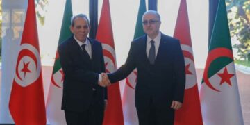 الجزائر وتونس توقعان على 26 إتفاقية تعاون خلال أول زيارة يؤديها رئيس الوزراء التونسي أحمد حشاني إلى الجزائر