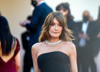 كارلا بروني تكشف إصابتها بسرطان الثدي