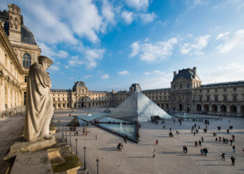 باريس.. متحف اللوفر يغلق أبوابه بشكل مفاجئ “لأسباب أمنية”